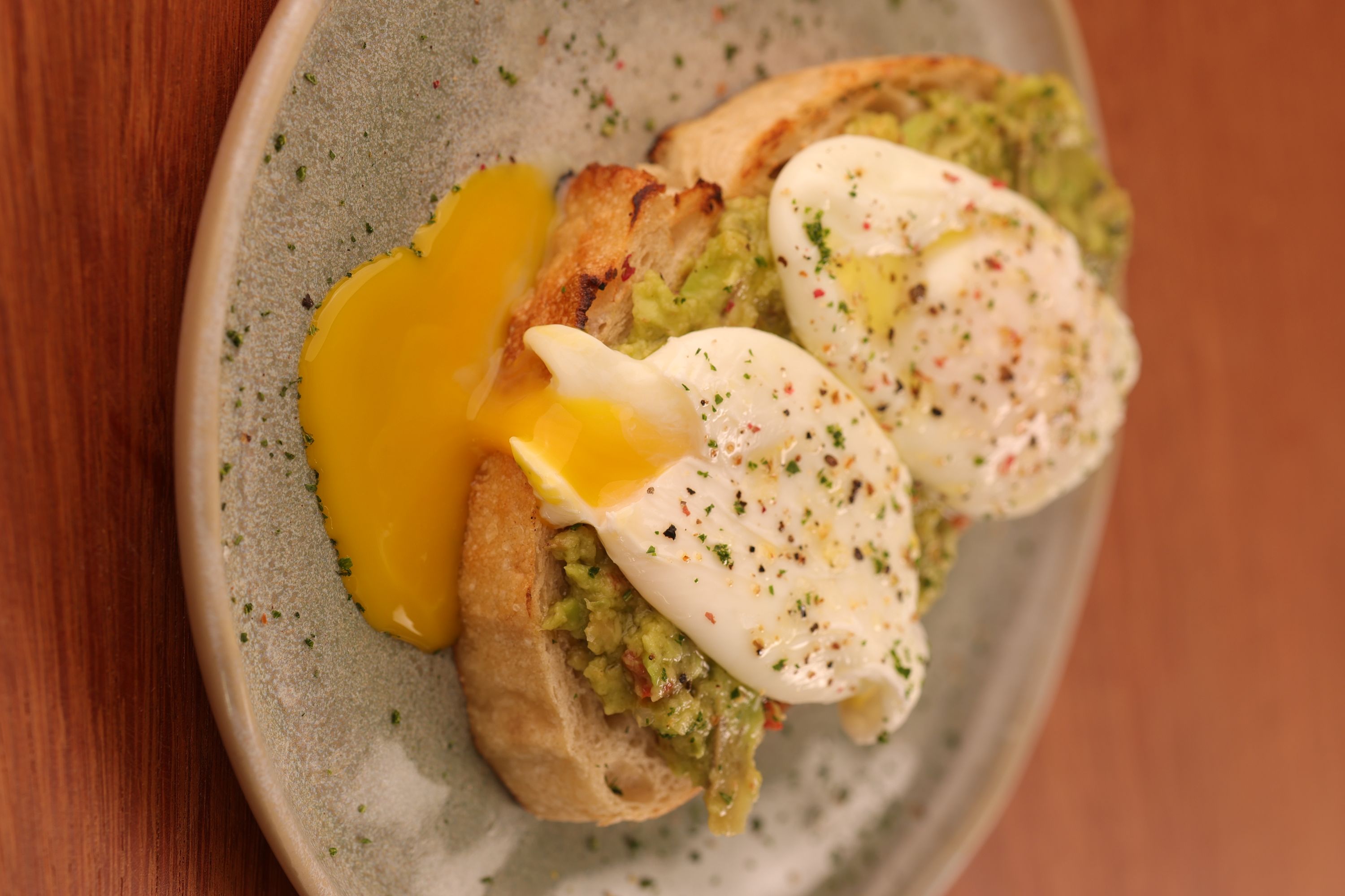 Tosta de avocado com ovo pochê