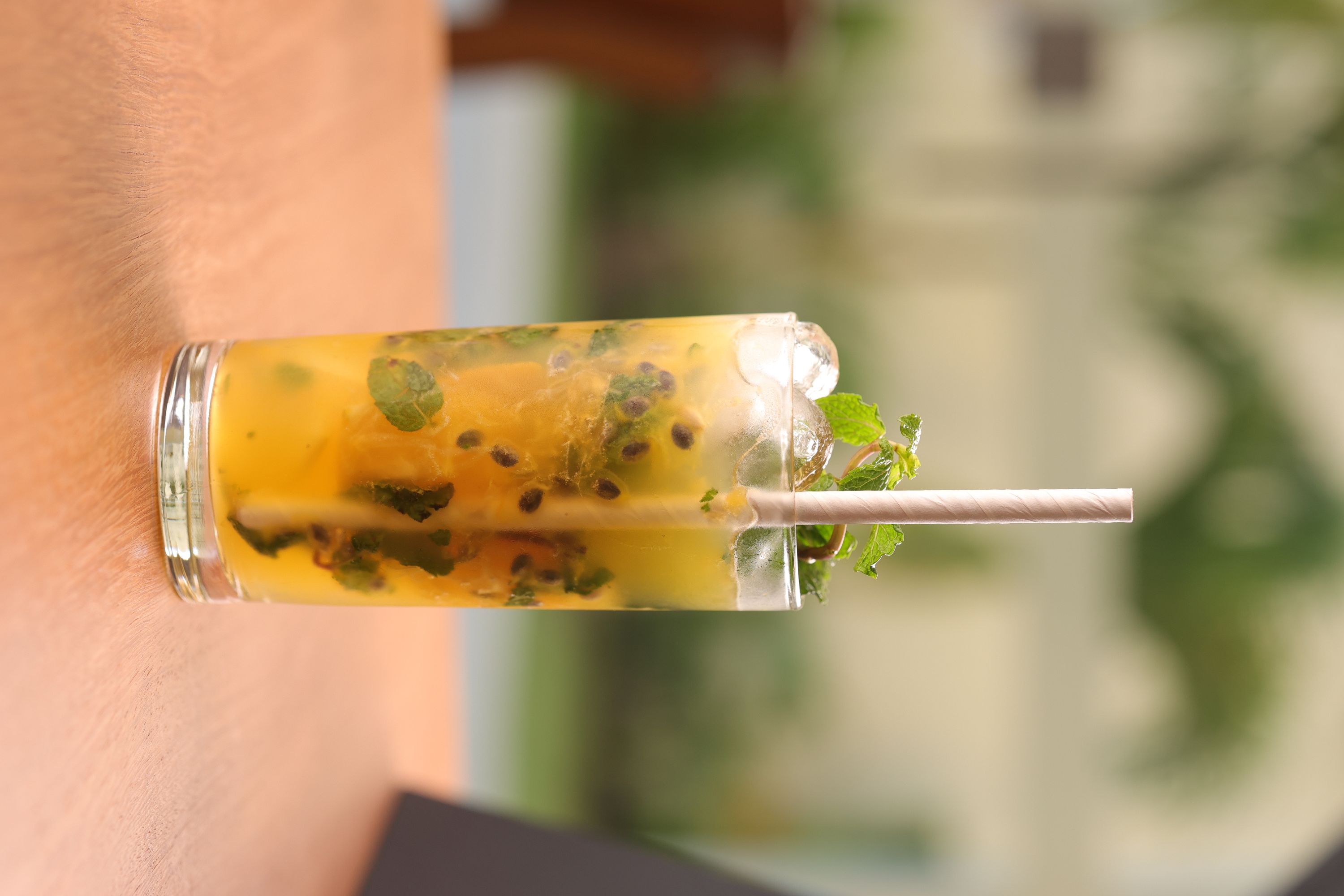 Caipirinha maracujá, limão cravo, hortelã e especiarias cachaça