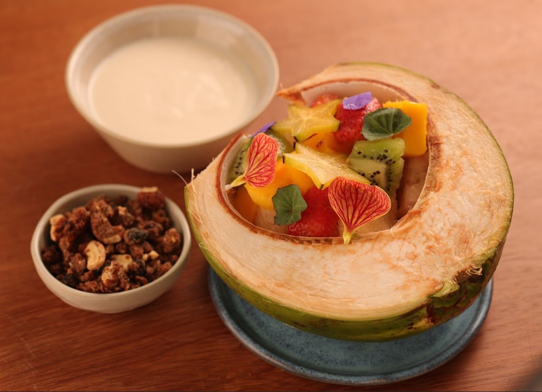 Frutas na casca de coco verde, granola home made, iogurte