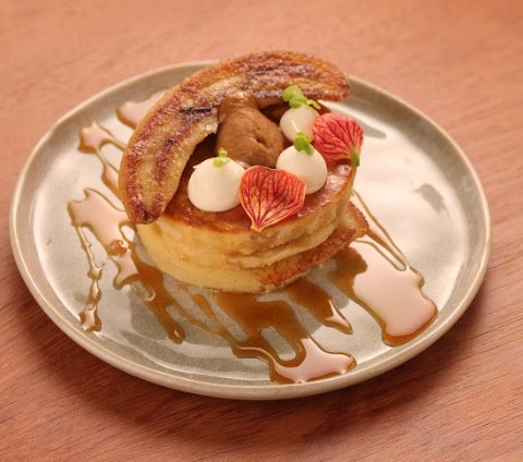Panqueca cartola com banana e ricota batida, melaço, manteiga de canela