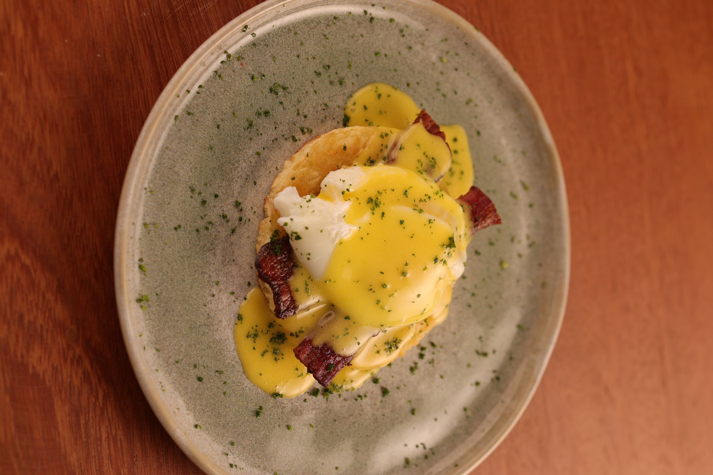 Ovos beneditinos com bacon, rosti de macaxeira holandaise de tucupi