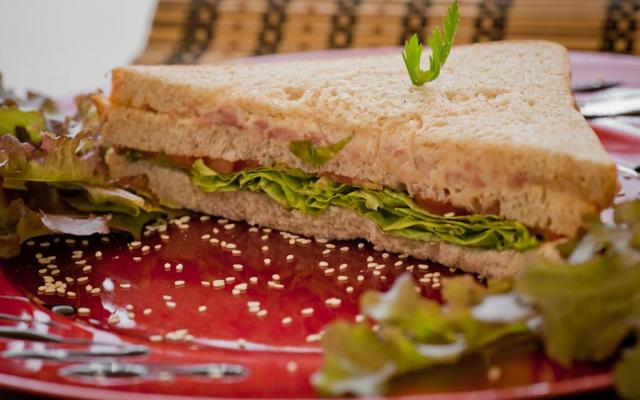 Sanduiche de queijo e peito de peru